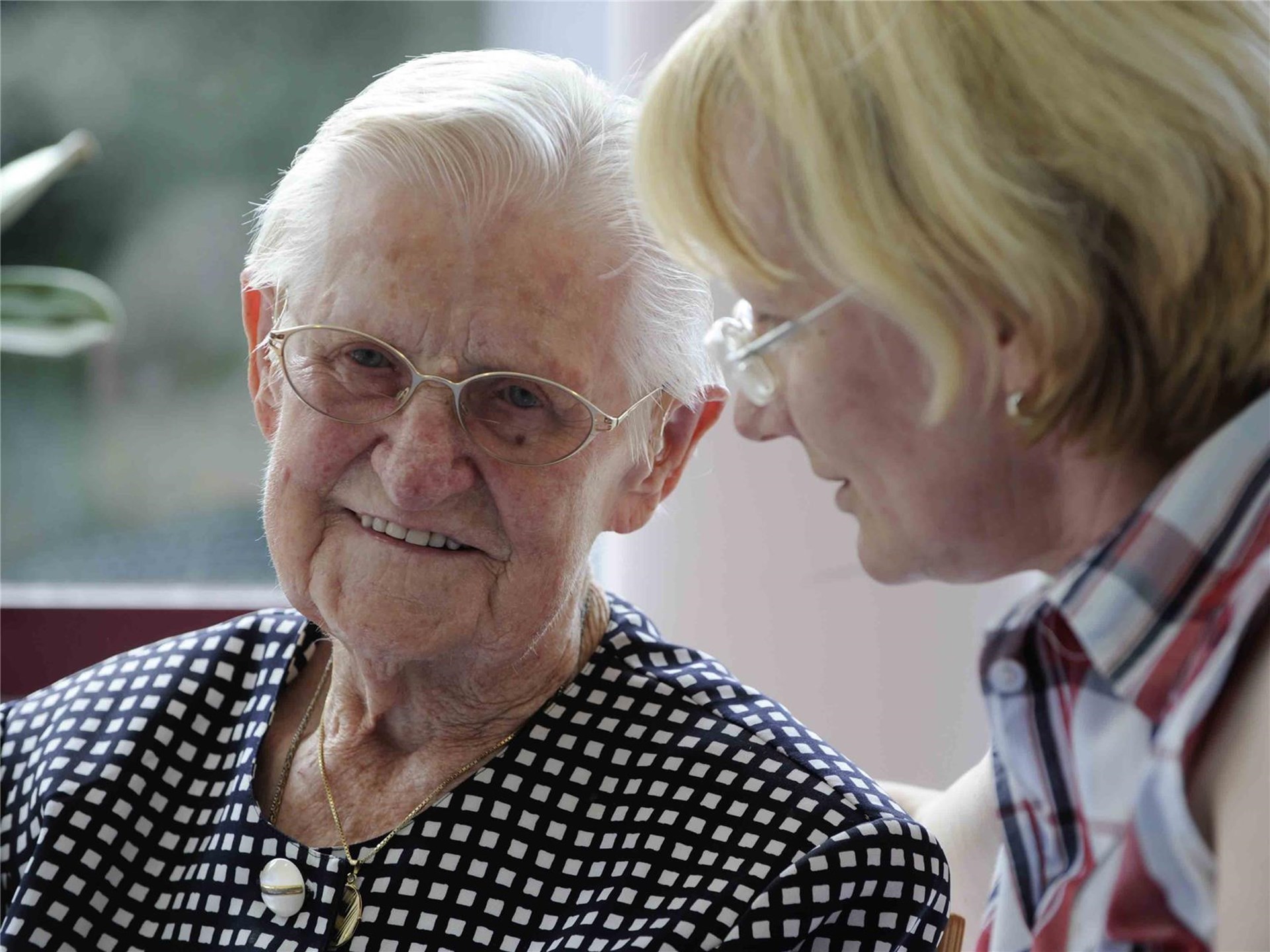 Seniorin mit Betreuerin