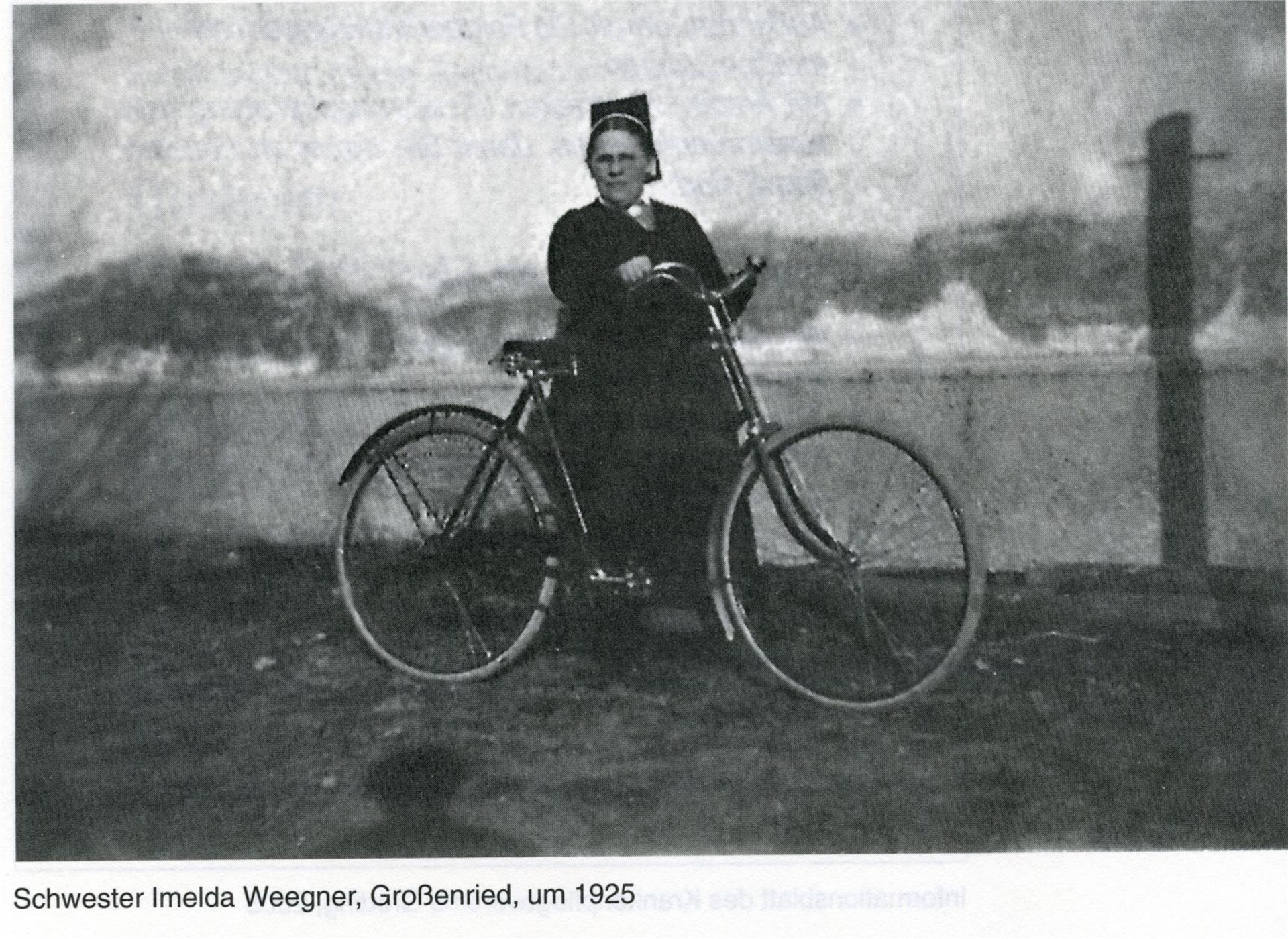 Schwester Imelda Wegner mit ihrem Fahrrad,