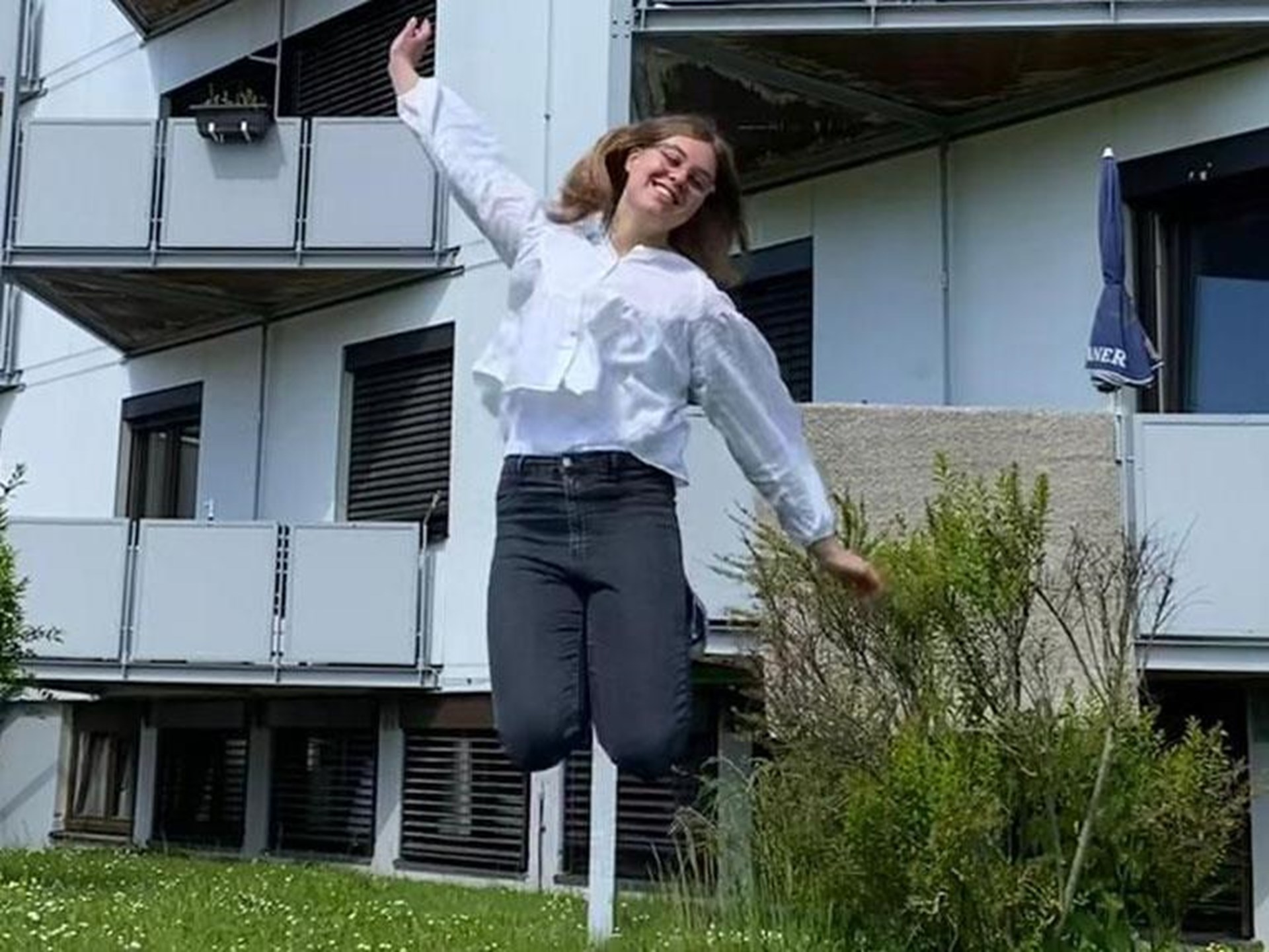 Sandra Felkner auf Rasen springend