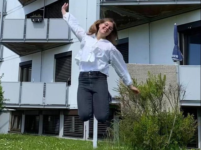 Sandra Felkner auf Rasen springend