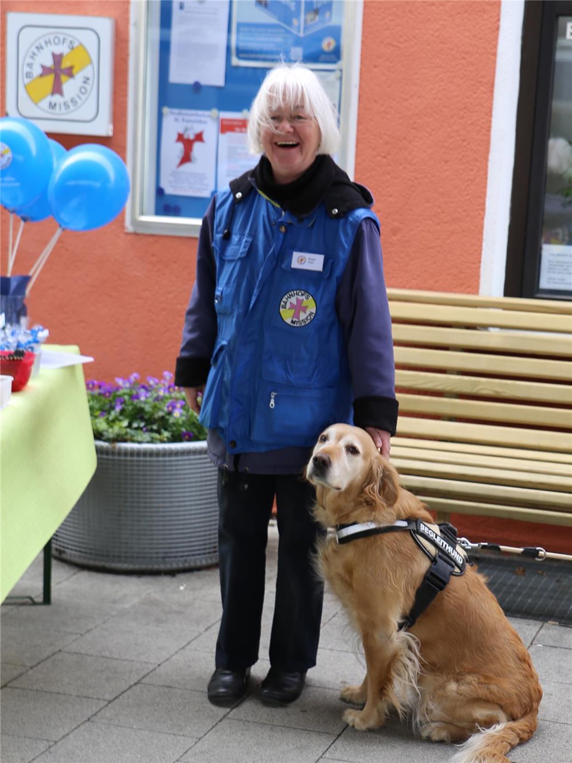Bahnhofsmission: Ehrenamtliche mit Hund