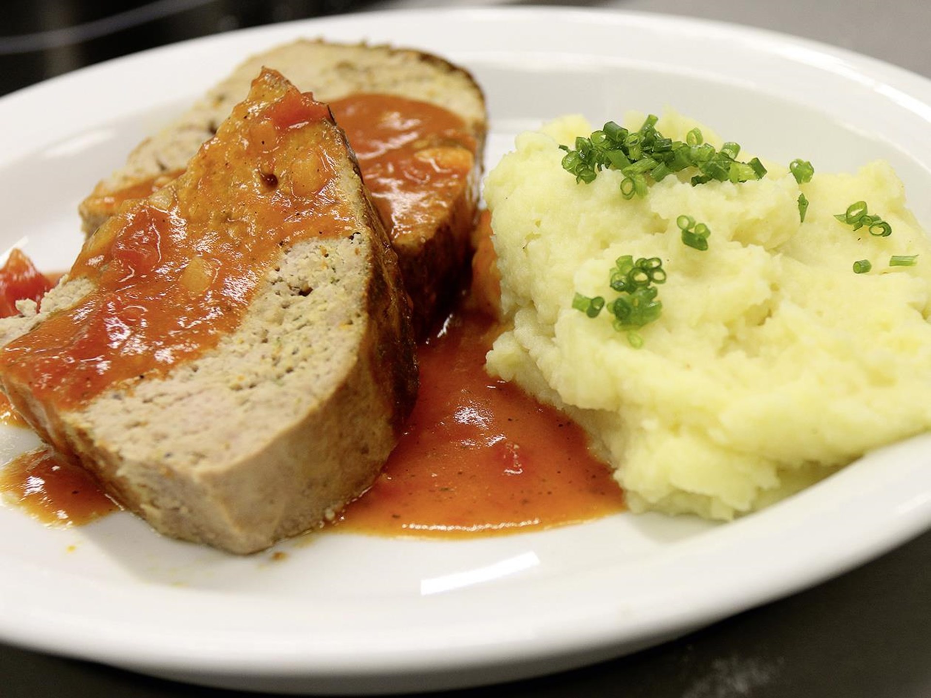 Fleisch und Kartoffelpüree auf Teller