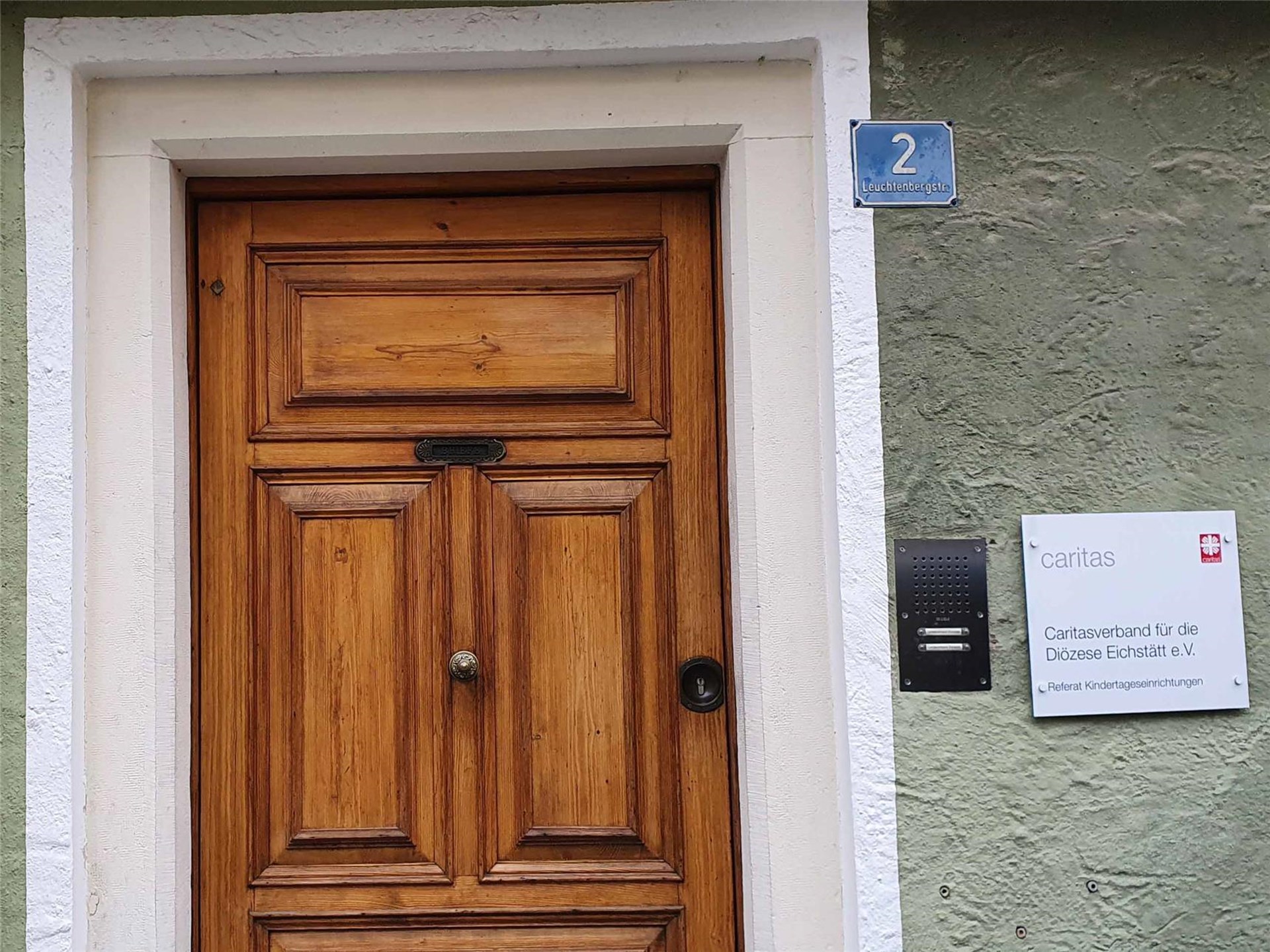 Eingangstür aus Holz