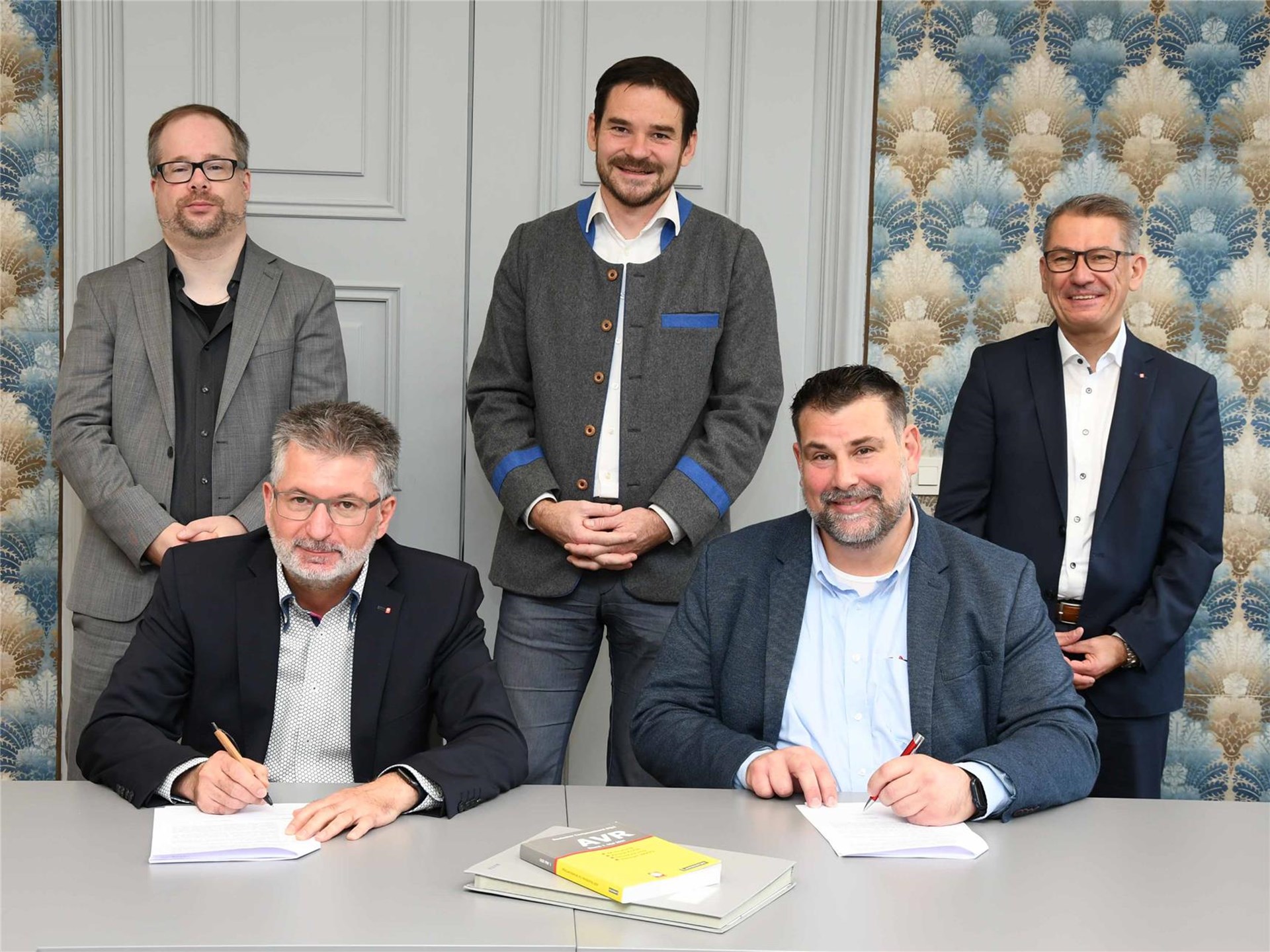 Leute unterschreiben Dienstvereinbarung für Zeitwertkonto