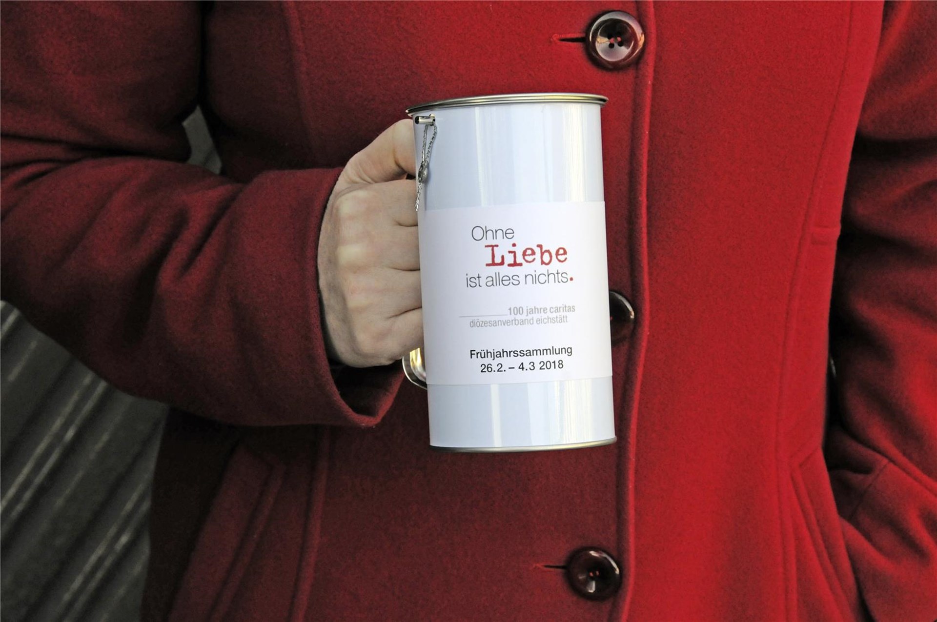 Caritassammler mit Sammelbüchse