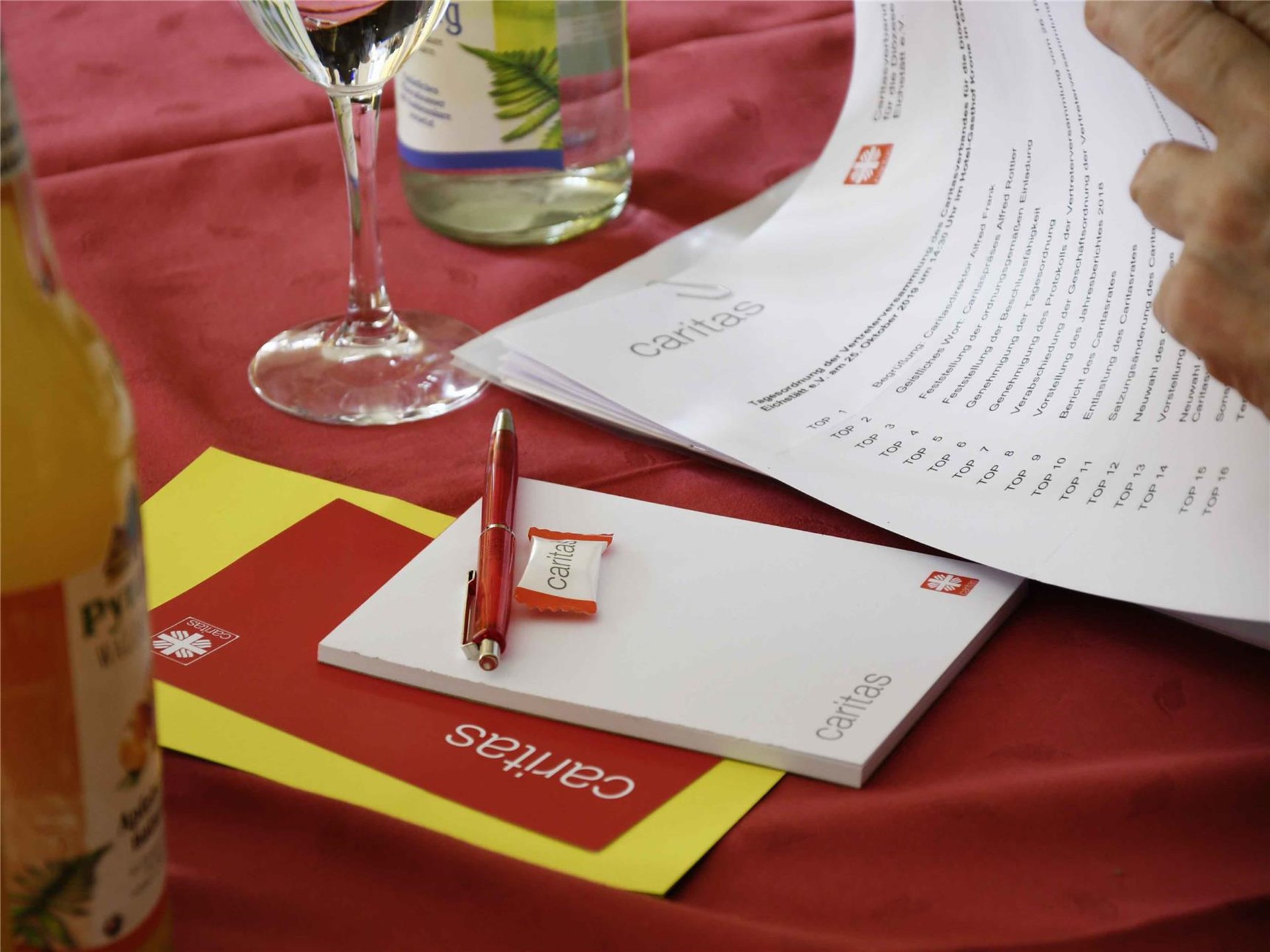 Block mit Kugelschreiber und Tagesordnung