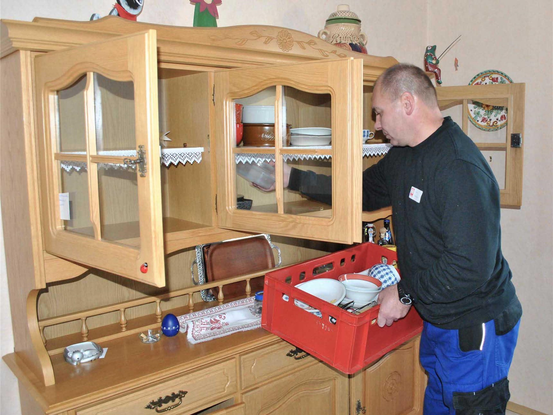 Prodie-Mitarbeiter beim Ausräumen der Schränke