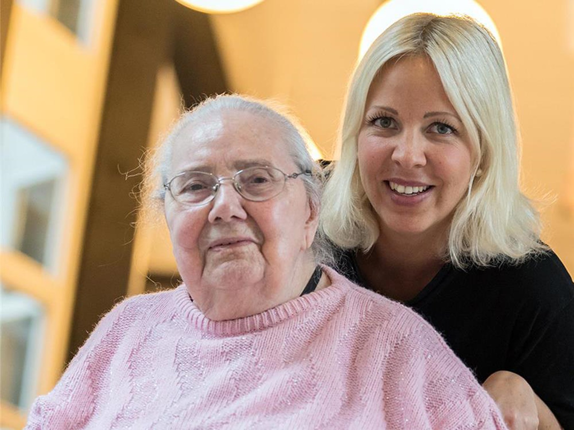 Rechtliche Betreuung: jüngere und ältere Frau