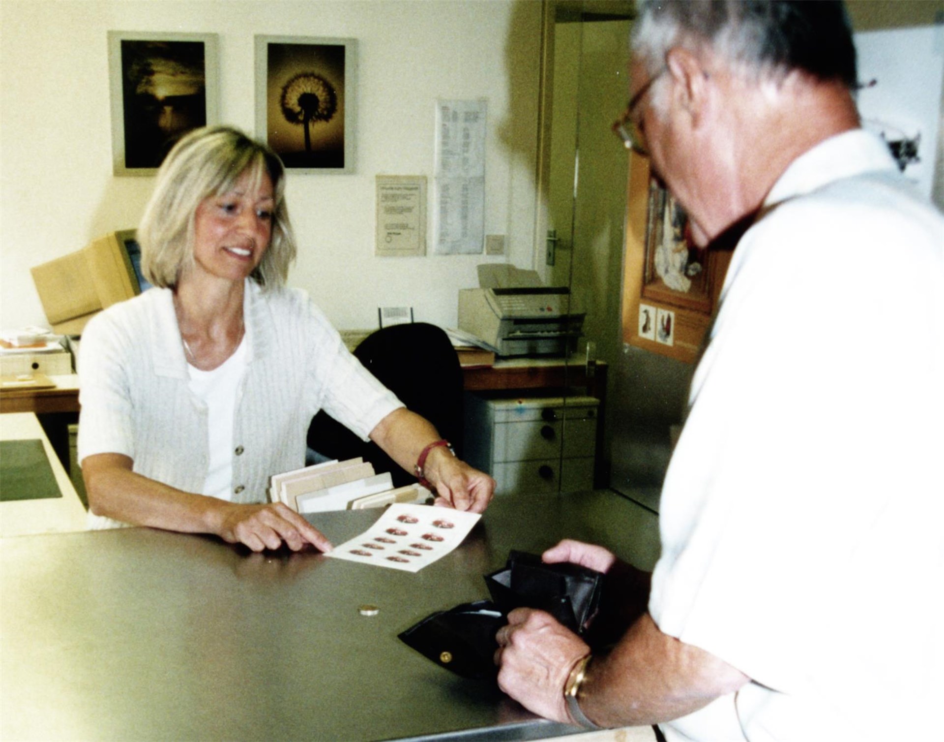 Theresia Brigl 1996 beim Verkauf von Wohlfahrtsmarken an der Pforte