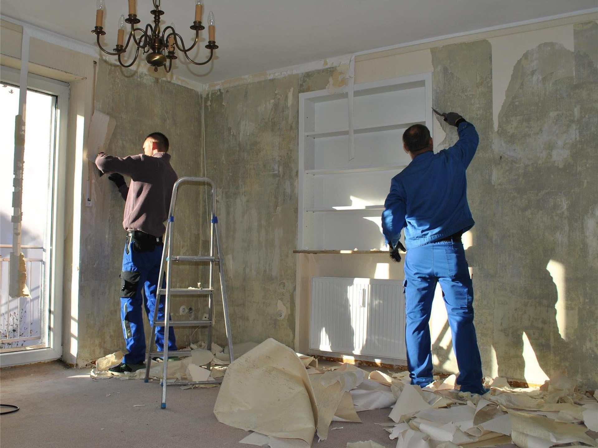 Prodie-Mitarbeiter beim Entfernen der Tapeten