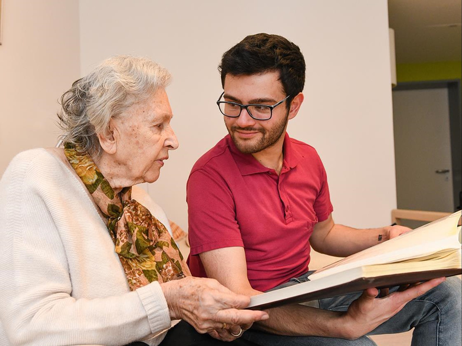junger Mann und ältere Dame
